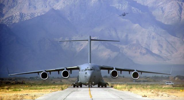 C-17 Globemaster III - Moving a mountain Picture
