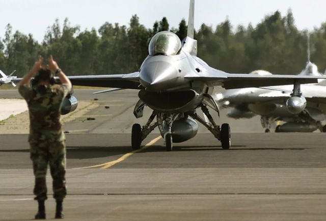 F-16 Fighting Falcons - Waiting in line Picture