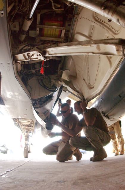 F-16 - F-16 maintainers make sure curtain gets raised Picture