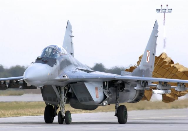 MiG-29 - Guardsmen familiarize Polish airmen with F-16 Picture