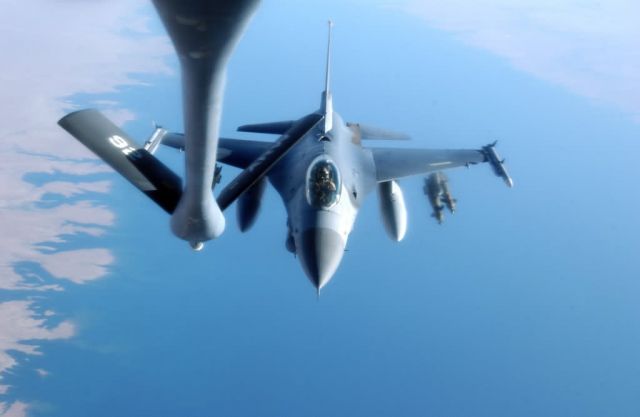 F-16 Fighting Falcon - Gas 'n go Picture