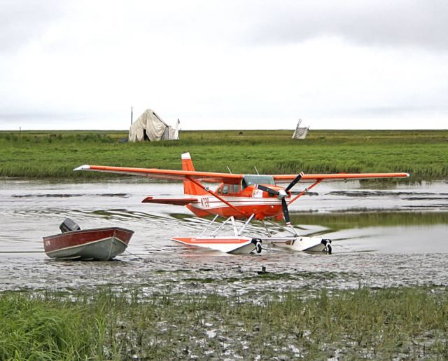 Cessna floatplane parked on Keoklevik River Picture