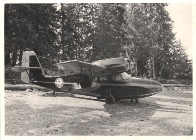 Grumman Widgeon N722 on Beach Picture