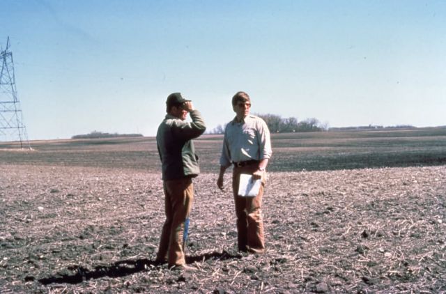 WO775 Farmer and FWS Employee Discussing Wetlands Picture