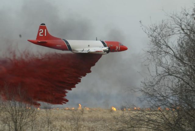 r3-mn-dlr-air tanker drops on wildfire Picture