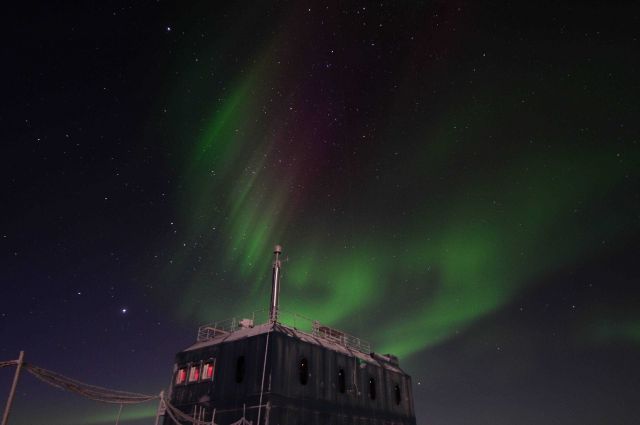 Aurora australis seen over NOAA Atmospheric Research Observatory. Picture