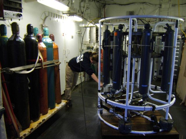 Recovering a CTD (conductivity-temperature-depth) rosette Picture