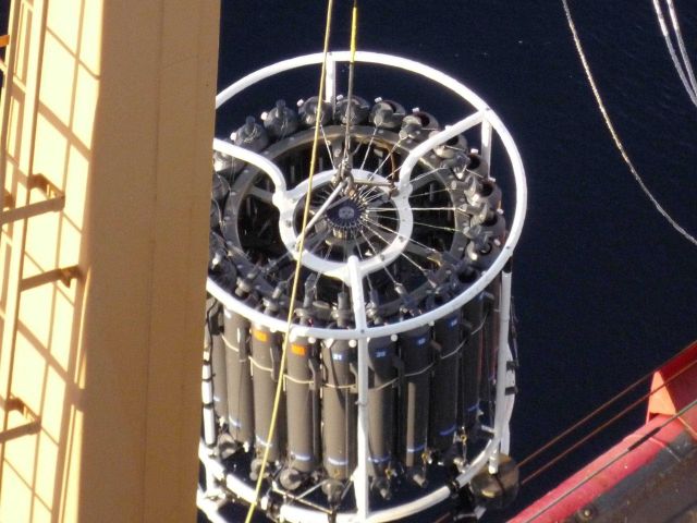 Recovering a CTD (conductivity-temperature-depth) rosette Picture