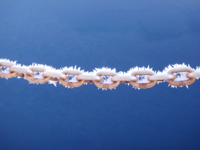 Rime ice on chain and metallic surfaces. Picture