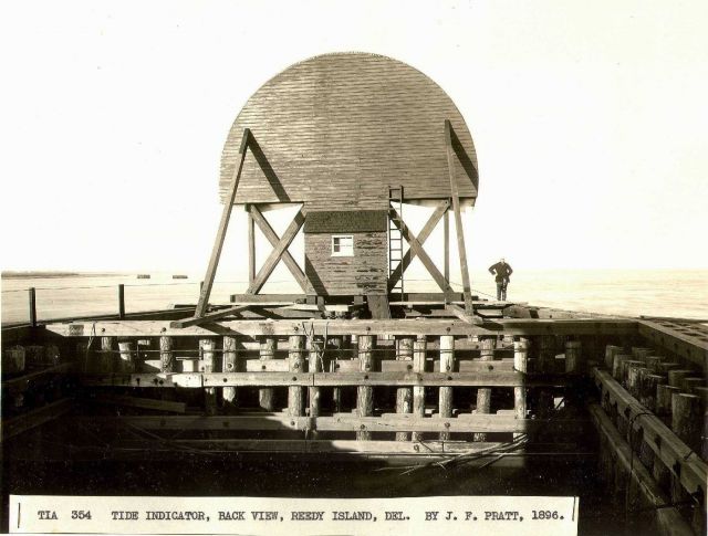 Back side of the Reedy Island tide indicator. Picture