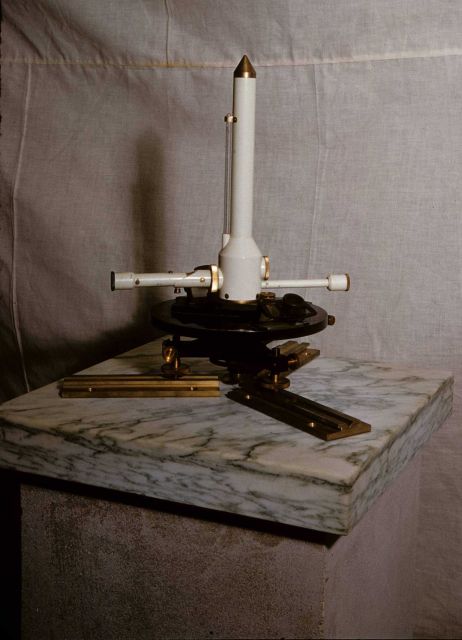 Quartz horizontal magnetometer Picture