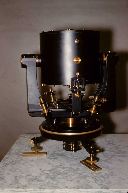 Universal gravitometer (synonymous with gravity meter - not in the sense of an instrument to measure specific gravity) Picture