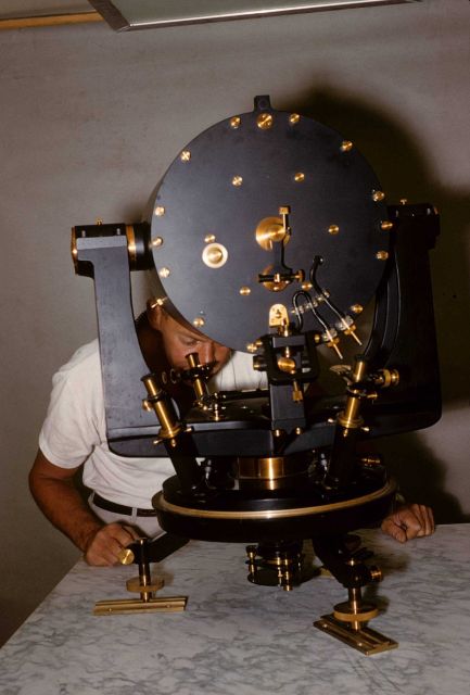 Universal gravitometer (synonymous with gravity meter - not in the sense of an instrument to measure specific gravity) Picture