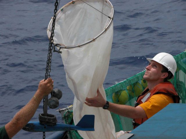 In order to maximize the amount of information collected during the research cruise, scientists participating in the Life on the Edge 2004 mission use Picture