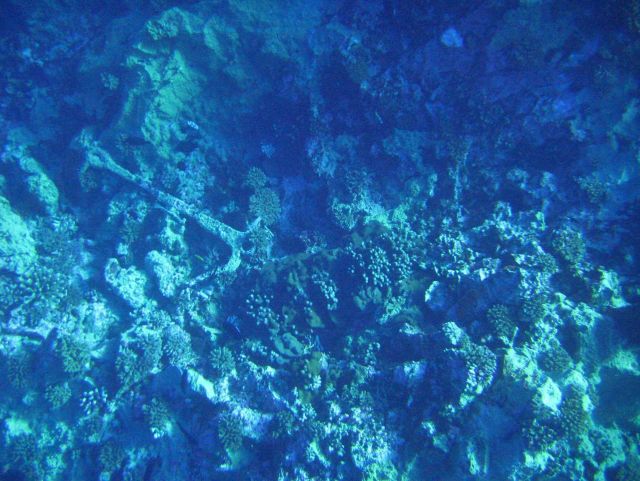 A lost anchor - just fouled? or possibly a shipwreck? Picture