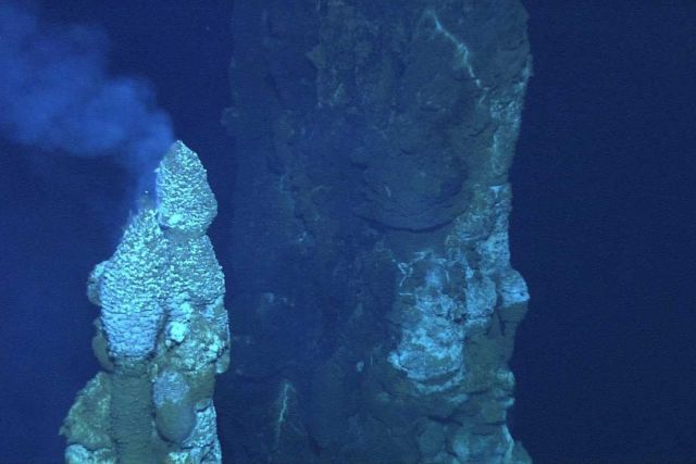 Large chimneys discovered at the Fonualei Rift Picture