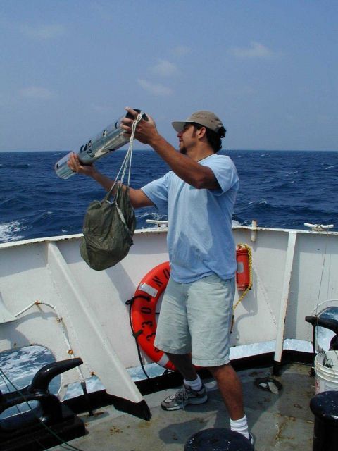 Deploying a DIFAR - directional frequency and ranging device Picture