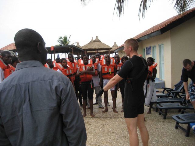 US Navy rescue diver providing instruction to Ghanaian observer trainees Picture