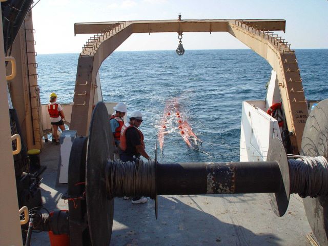 Trawling operations being conducted on the NOAA Ship GORDON GUNTER. Picture