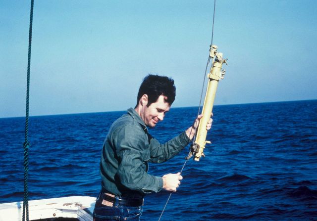 Deploying a Nansen bottle Picture