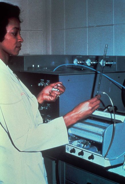 Operating laboratory equipment Picture