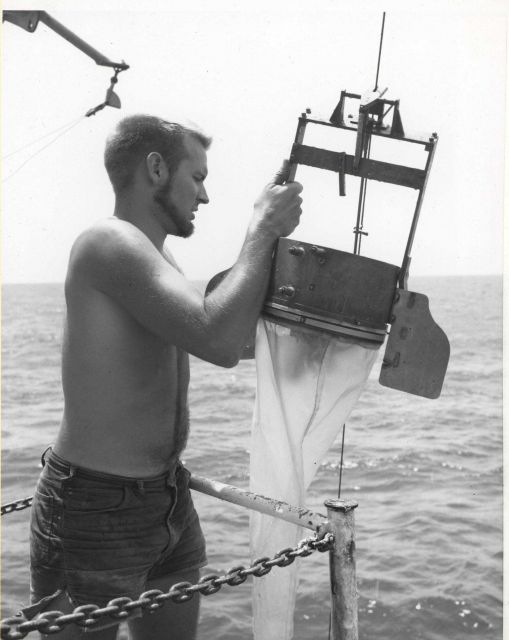 Deploying a discrete plankton sampler from the BCF Ship GERONIMO Picture