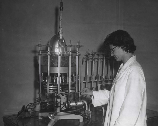 Respiration studies with Warburg respirometer Picture