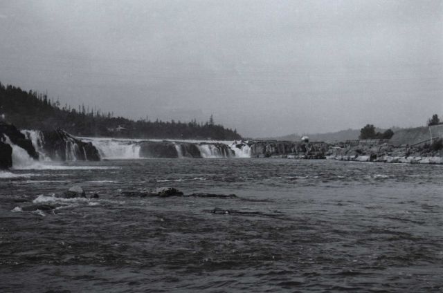 Upper end of falls area at Willamette Falls Picture