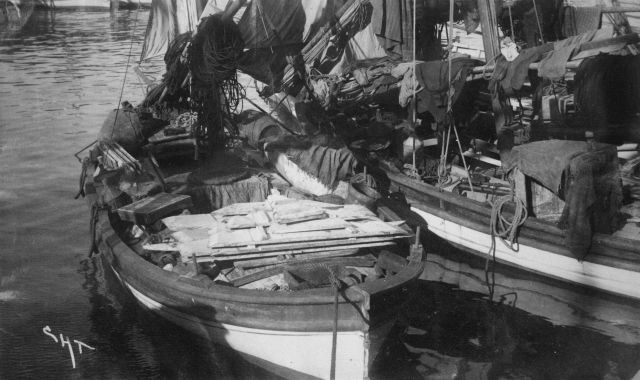 Lateen-rigged boat. Picture