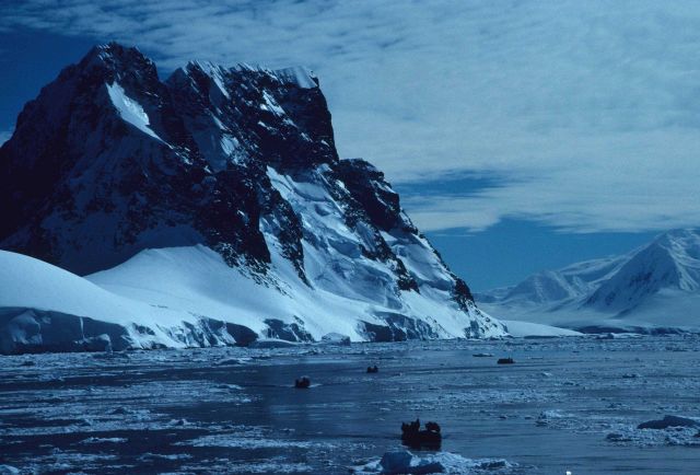 AMLR crew headed for their base camp in four Zodiacs. Picture