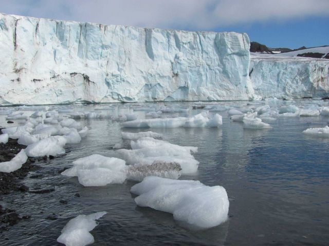 A glacier near the Copacabana field station, King George Island. Picture