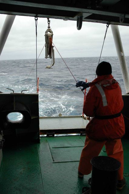 AMLR scientist deploying equipment of the R/V Yuzhmorgeologiya. Picture