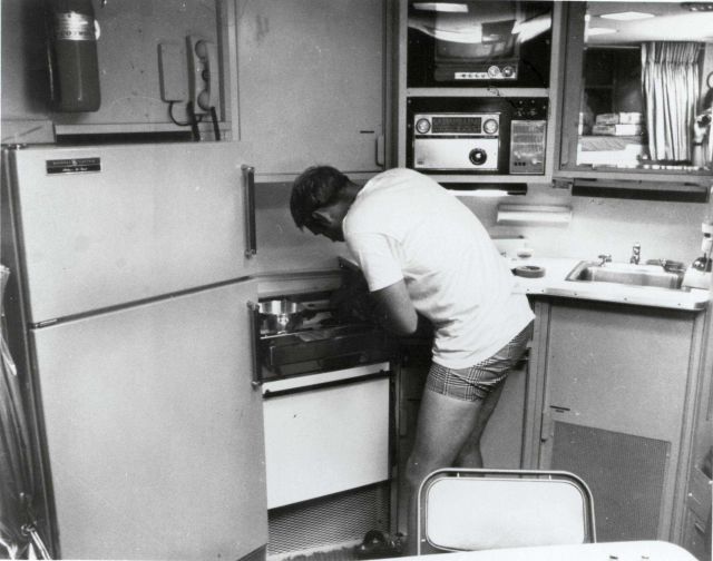 Tektite crew meals are prepared in fully-outfitted facilities in crew quarters of Tektite Habitat Picture