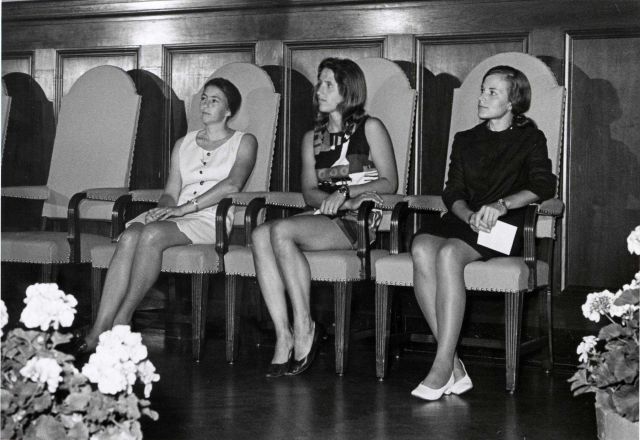 Sylvia Earle on right with other women aquanauts listening to Secretary of the Interior Wally Hickel discussing Tektite II. Picture