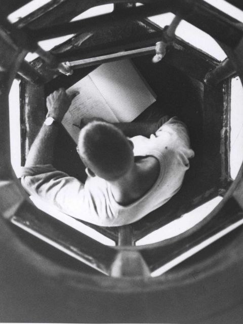 The observer in the raft NENUE sits in a circular caisson provided with windows that afford a 360-degree view of the surrounding water. Picture