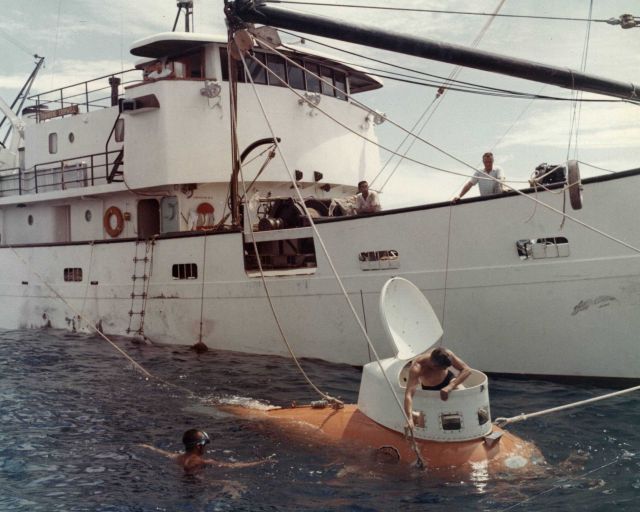 The two man submersible ASHERAH operating with the BCF vessel TOWNSEND CROMWELL in Hawaiian waters. Picture