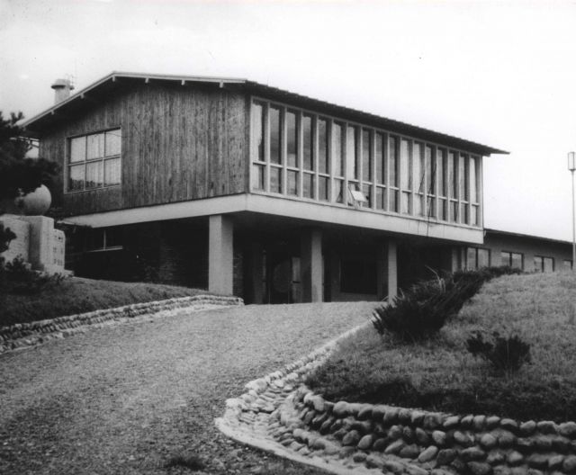 The National Pearl Research Institute operates a modern well-equipped laboratory at Kashikojima Picture