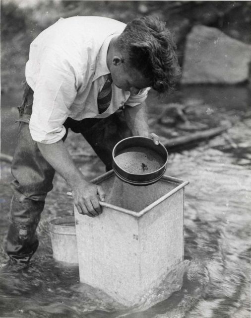 Apparatus for sampling stream bottom Picture