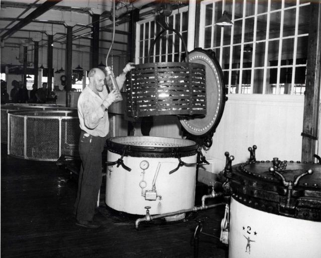 Retort operations ? cooking seafood in cans Picture