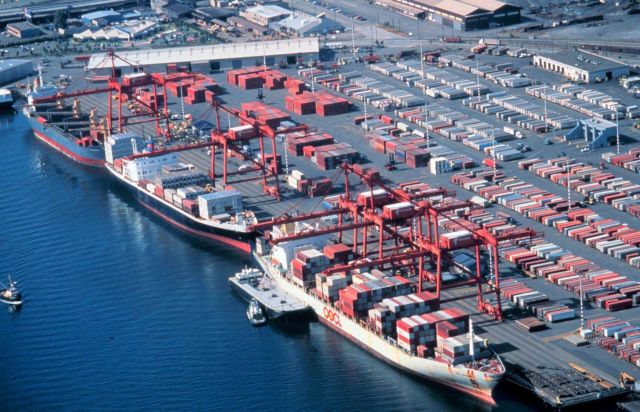 The containership piers at Seattle Picture