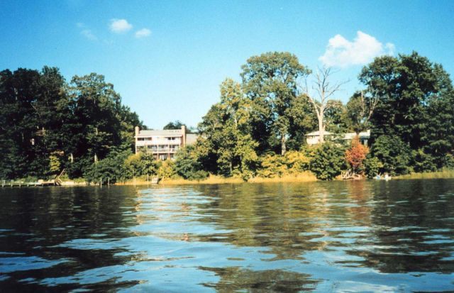 Pleasant homes grace the shoreline Picture