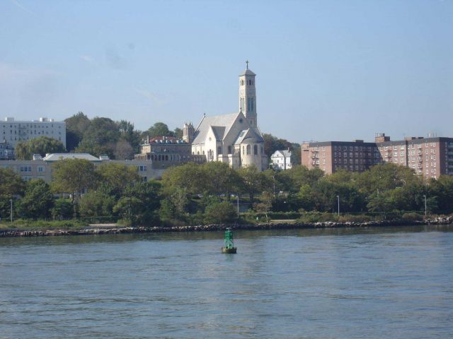 A shoreline view somewhere in the New York area. Picture