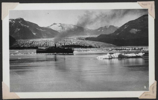 Tourist steamer at Norris Glacier. Picture
