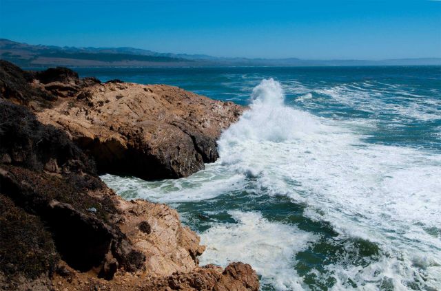 Rough waves crashing against the rocks. Picture
