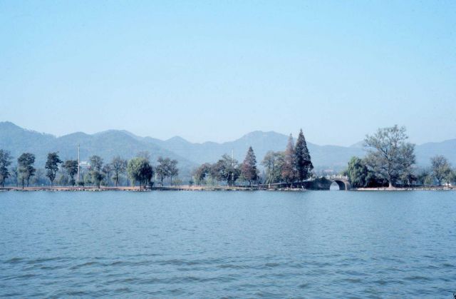 Baidi Causeways at West Lake, Hangzhou. Picture