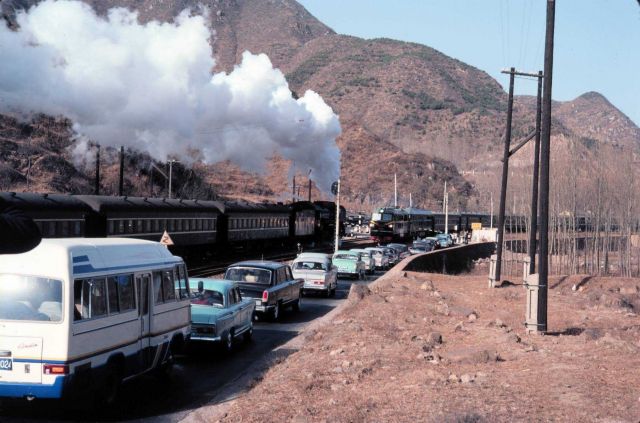 Train and traffic going to the Great Wall. Picture
