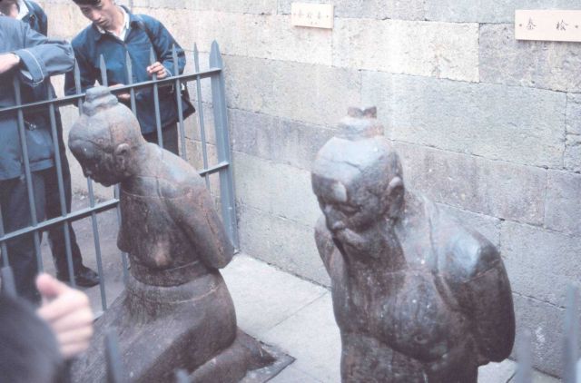 Qinhui and kneeling before Yuetei Tomb. Picture