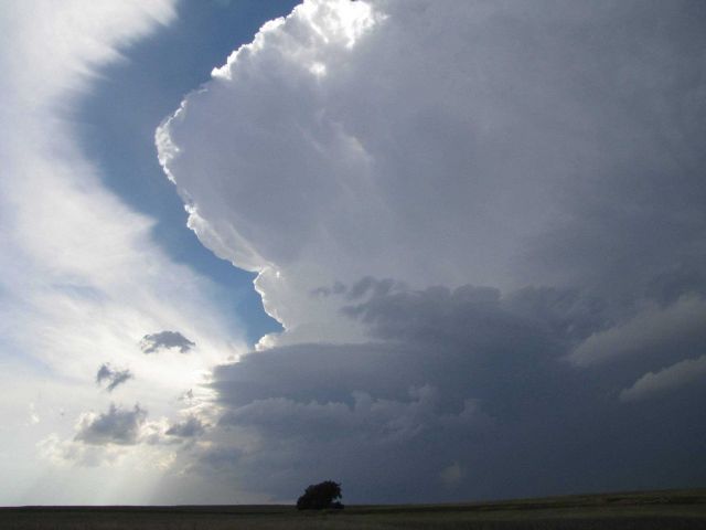 Spectacular thunderstorm and super cell clouds observed during VORTEX2. Picture