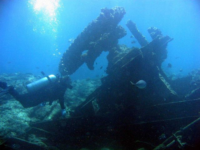 Diver inspecting modern ship wreck on Pearl and Hermes Reef. Picture
