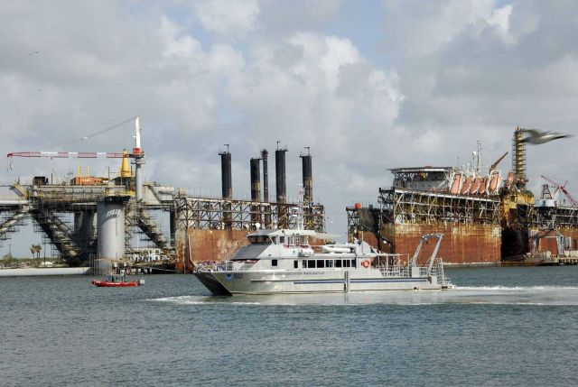 The MANTA underway doing a 360 off Pier 21 Galveston. Picture